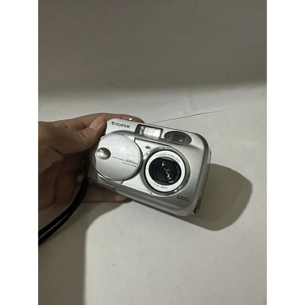 Fujifilm Digital Camera FinePix 2600‎ Zoom 2.0MP Silver For Parts Repair ONLY